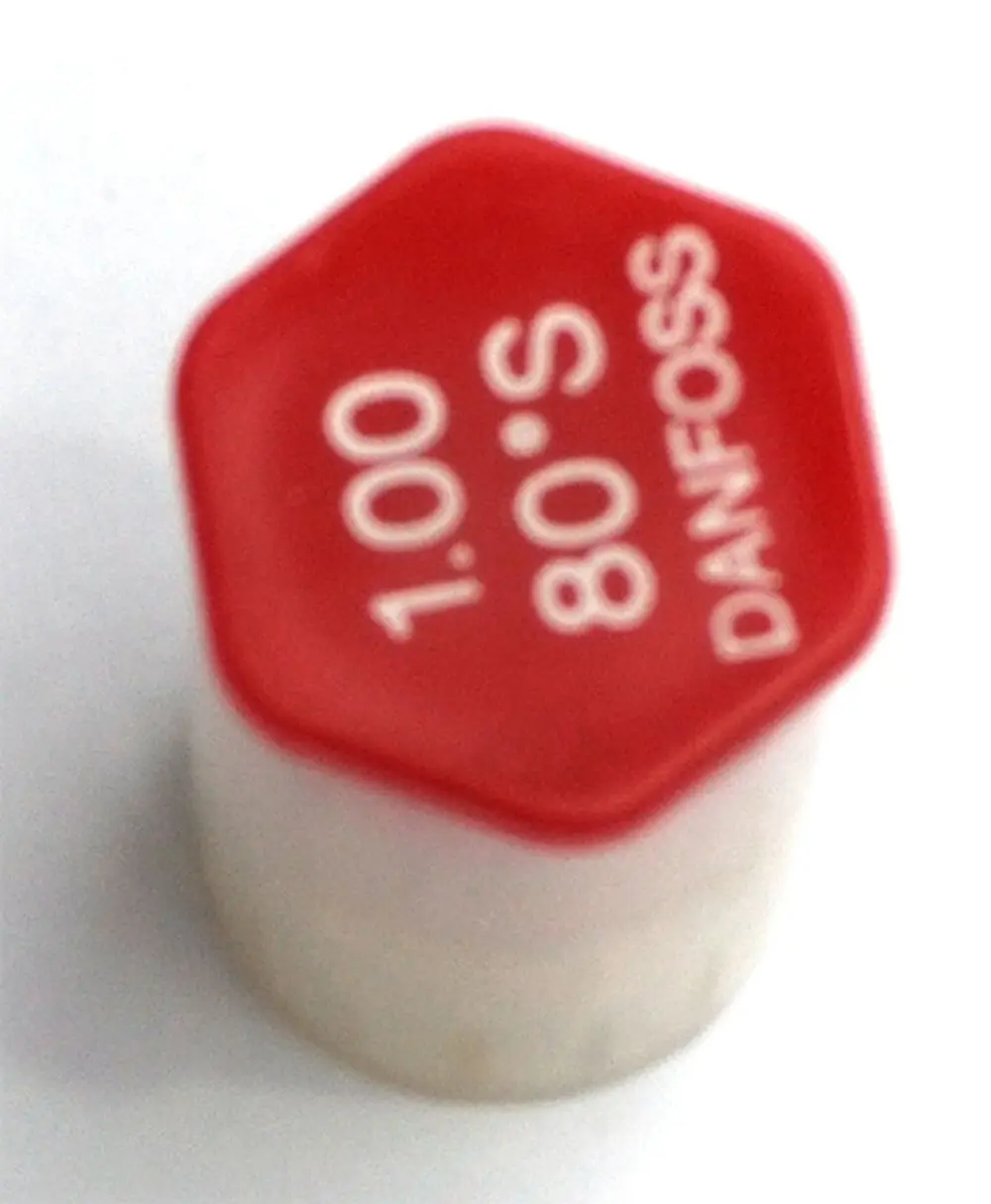 Düse mit rotem Kopf und weißem Körper, beschriftet mit „DANFOSS 1.0 80° S“. Teil eines Heizsystems, möglicherweise für Daikin-Geräte geeignet.
